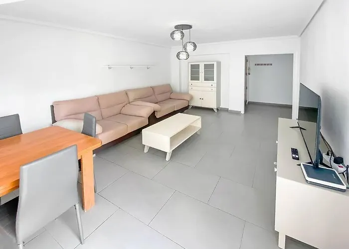 Elegant 4 Beds Near Train Station Upto 10 Pax
