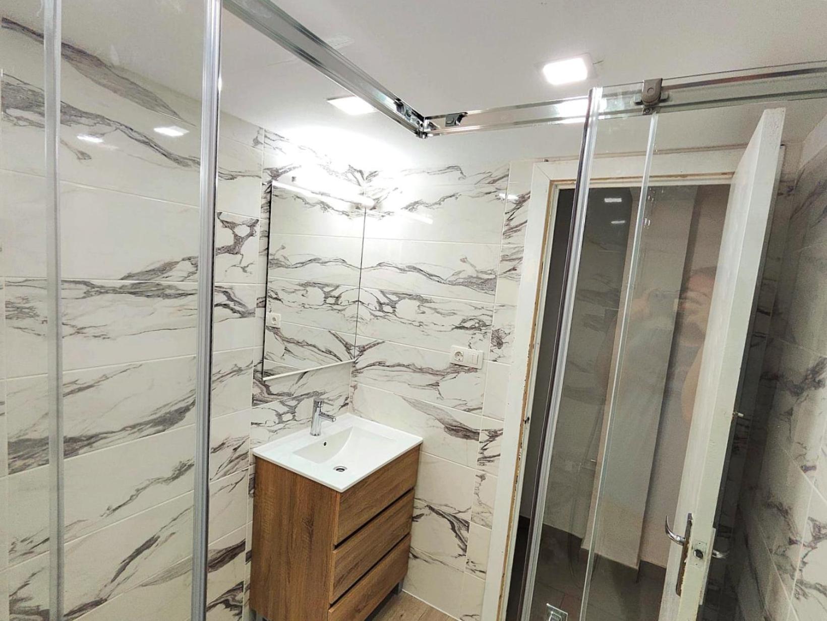 Apartament Elegant 4 Beds Near Train Station Upto 10 Pax *