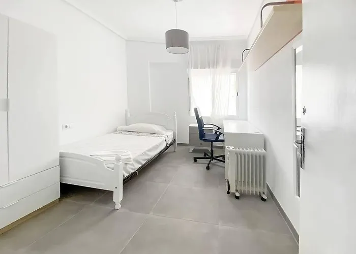 Elegant 4 Beds Near Train Station Upto 10 Pax