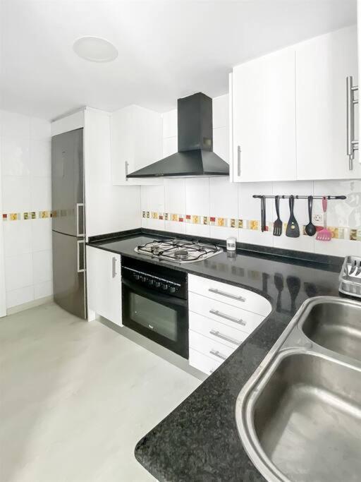 Apartamento Elegant 4 Beds Near Train Station Upto 10 Pax *